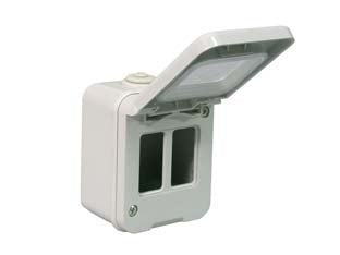 Scatola stagna portafrutti 2 posti ip44 - mm.64x80h. (1552) - colore grigio, per montaggio a parete esterna, con sportello, realizzata con tecnopolimeri termoresistenti, protezione contr...