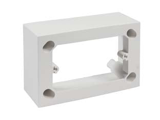 Scatola fondo universale per supporti e placche 3 posti ip30 - mm.120x45x80h.- (1723.B) - scatola da parete con fondo completamente aperto, con aggancio serie VENUS e similari, colore bianca RAL 9010, realizzata in ...