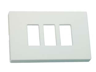 Placca 3 posti venus - mm.115x80h. - (1863.3F.B.) - in resina, fissaggio a pressione su supporti rettangolare 3 posti serie VENUS e 'MAGIC', colore bianca RAL 9010