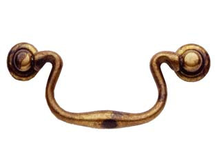 Maniglie per mobili snodate mod.03019 in ottone anticato - mm.86x40h. - interfori mm.64 - Nessuna Descrizione per questo prodotto