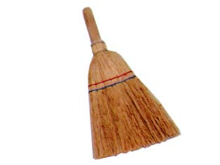 Scopetta piattina di saggina con manichetto - cm.15x4x35h. - fibre naturali, manichetto in legno