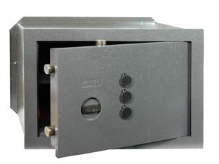 Cassaforte con combinazione a 3 pomoli 82410 - mm.360x200x240h. Kg.18,4 (82410-31) 2 caten. - frontale in acciaio da mm.10 di spessore, catenacci in acciaio nichelato ø mm.22, serratura e meccanismi fissati direttamente...