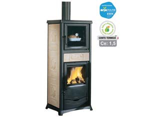 Stufa a legna rossella plus forno evo 9,1 kw lib.panna (conto termico) - misure cm.55,9x53,6x135,9h. - peso Kg.195 - 10,6 kw potenza termica globale, 9,1 Kw potenza nominale utile per mc.260 riscaldabili, consumo kg/h.2,4, tubo uscita fumi ø ...