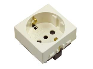 Presa sicurezza schuko p30 venus - 2 poli+terra 16A SCHUKO P30 c/sicurezza (7048.D) - presa di sicurezza schuko P30 standard italiano-tedesco 250V, colore avorio RAL 9001- monta su tutte le placche MILLENNIUM e ...