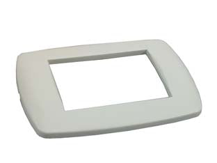 Placca 3 posti millennium bianca - 3 posti - mm.123x84h.(7843.T.B) - finitura in tecnopolimeri, per scatole rettangolari standard, per supporti serie ONDA, AQUA, ARC, fissaggio a scatto, colore ...