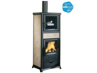 Stufa a legna termorossella plus con forno dsa 4.0 11,1kw lib.panna - misure mm.55,9x53,3x135,9h. - peso Kg.218 - 16,6 kw potenza termica globale, 11,1 Kw potenza nominale utile per mc.318 riscaldabili, consumo 3,0 kg/h., 8,0 Kw potenza re...