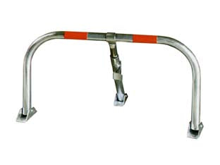 Barriera antisosta - cm.75,5x43h. - struttura in acciaio zincato con angoli arrotondati in modo da non danneggiare gli pneumatici del veicolo, 2 adesivi in rosso...