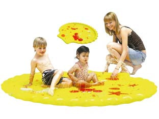 Conchiglia gonfiabile spruzza acqua - cm.200x158 - realizzato in vinile, spessore plastica mm.0,20, collegato alla rete idrica in giardino il cerchio si riempie e crea flussi e...