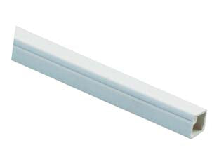 Canalina bianca chiusa con fissaggio adesivo - mm.10x10x200h - materiale in PVC rigido autoestinguente, resistente agli urti, al caldo e freddo, minicanale con fissaggio adesivo, grado di ...