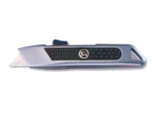 Coltello con lama trapezioidale autoretrattile - mm.150x20x40h. - corpo chiuso in alluminio, pulsante a rilascio automatico della lama con molla