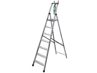 Scala in alluminio euroscala piu su en131 - 9 gradini cm.62x16,6x286h (205h pedana) kg.10,2 - scala di sicurezza in alluminio costruita secondo le normative europee EN131, DLgs 81/08, portata max Kg.150, pedana a getto ...