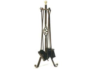 Set 4 attrezzi per camino decoro pigna con treppiedi - cm.35x70h. - in ferro battuto verniciato nero con pomolo in ottone