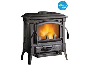 Stufa a legna isetta evo 7,3 kw antracite - misure cm.66x59x70,6h. - peso Kg.160 - 7,3 Kw potenza nominale utile per mc.209 riscaldabili, rendimento 83,6%, consumo 2,0 kg/h., tubo uscita fumi ø cm.15, dimens...