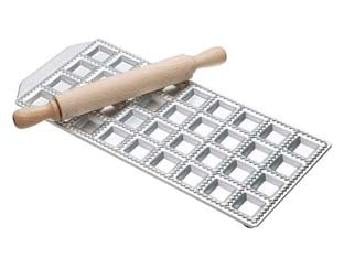 Stampo ravioli classici raviolamp - 36 ravioli classici - in alluminio stampato montato su base di acciaio smaltato, piedini in gomma, dotato di mattarello in legno