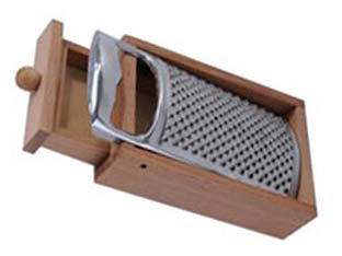 Grattugia in acciaio inox con struttura in legno - in acciaio inox 18/C, con raccoglitore in legno con cassetto e impugnatura