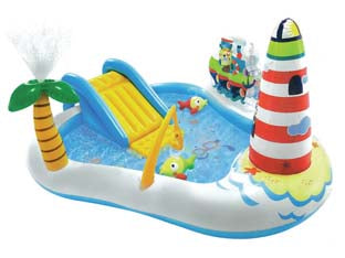 Piscina gonfiabile fishing fun play center +3 anni - cm.218x188x99h. - peso kg.4,35 (57162) - in vinile spessore mm.0,28, predisposto di attacco per l'inserimento del tubo acqua per lo spruzzo dalla palma, divertimento ...