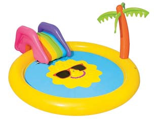 Piscina con giochi gonfiabile sunnyland +2 anni - cm.237x201x104 - peso Kg.4,100 (art.53071) - piscina realizzata in vinile spessore mm.0,27, getto di acqua centrale stile fontana, attacco tubo acqua per spruzzatore, cap...