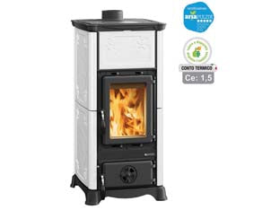 Stufa a legna emiliana 6,5 kw bianca (conto termico) - misure cm.45,3x49x95h. - peso kg.140 - 7,6 kw potenza termica globale, 6,5 kw potenza nominale utile per mc.186 riscaldabili, consumo kg./h 1,7- rendimento 85%, dim...