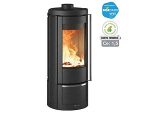 Stufa a legna marlena 7,5 kw nera (conto termico) - misure cm.45,0x45,0x105,0h. - peso kg.150 - 7,5 kw potenza nominale, consumo kg/h.2, diametro scarico fumi superiore cm.12 , rendimento 85%, stufa in ghisa smaltata, por...