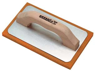 Frattone gommaspugna per intonaco base alluminio e manico in legno - cm.21x14 - 42062 - gomma morbida arancio spessore mm.15, con manico con impugnatura ergonomica in legno e base in alluminio, massima leggerezza