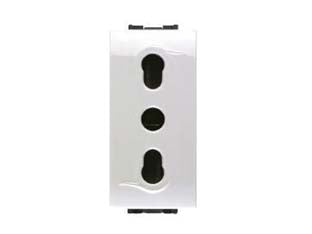 Presa sicurezza bivalente aqua - 2 poli+terra 10/16A alveoli ø mm.4/5 (7679) - presa di sicurezza bivalente standard italiano-tedesco 250V, colore bianco, monta su tutte le placche serie QuBe, Club, Class...