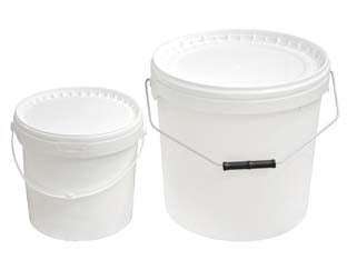 Secchio in plastica anonimo con coperchio bianco - lt.6 - manico in polipropilene - secchio in polipropilene anonimo di colore bianco, tronco conico con coperchio e con manico, con sigillo di garanzia sul bord...