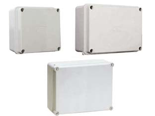 Scatola stagna con coperchio e pareti lisce - mm.243x190x90 - viti inox - (010.PL) - IP66 - realizzata in tecnopolimeri termoresistenti, ottima resistenza agli agenti atmosferici e chimici, protezione contro la scossa...