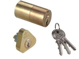 Cilindro da applicare per serrature 02145 - (02145000) - corpo in ottone, per serrature Cisa 11671, 11761 e 11771, dotato di 3 chiavi in ottone nichelato e viti di fissaggio