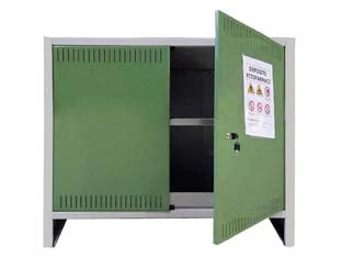 Armadio stoccaggio fitosanitari a due ante cm.80h. - cm.100x40x80h, smontato - in acciao 8/10mm, verniciatura colore verde RAL 6011, etichetta adesiva conforme alla normativa, 1 mensola forata in lamiera ...