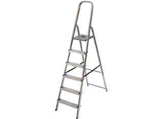 Scala in alluminio alfa euroscala en131 - 4 gradini cm.44x145h (84h pedana) kg.4,2 - in alluminio costruita secondo le normative europee EN131, DLgs 81/08, portata max Kg.150 (consentendo l'uso sia domestico ch...